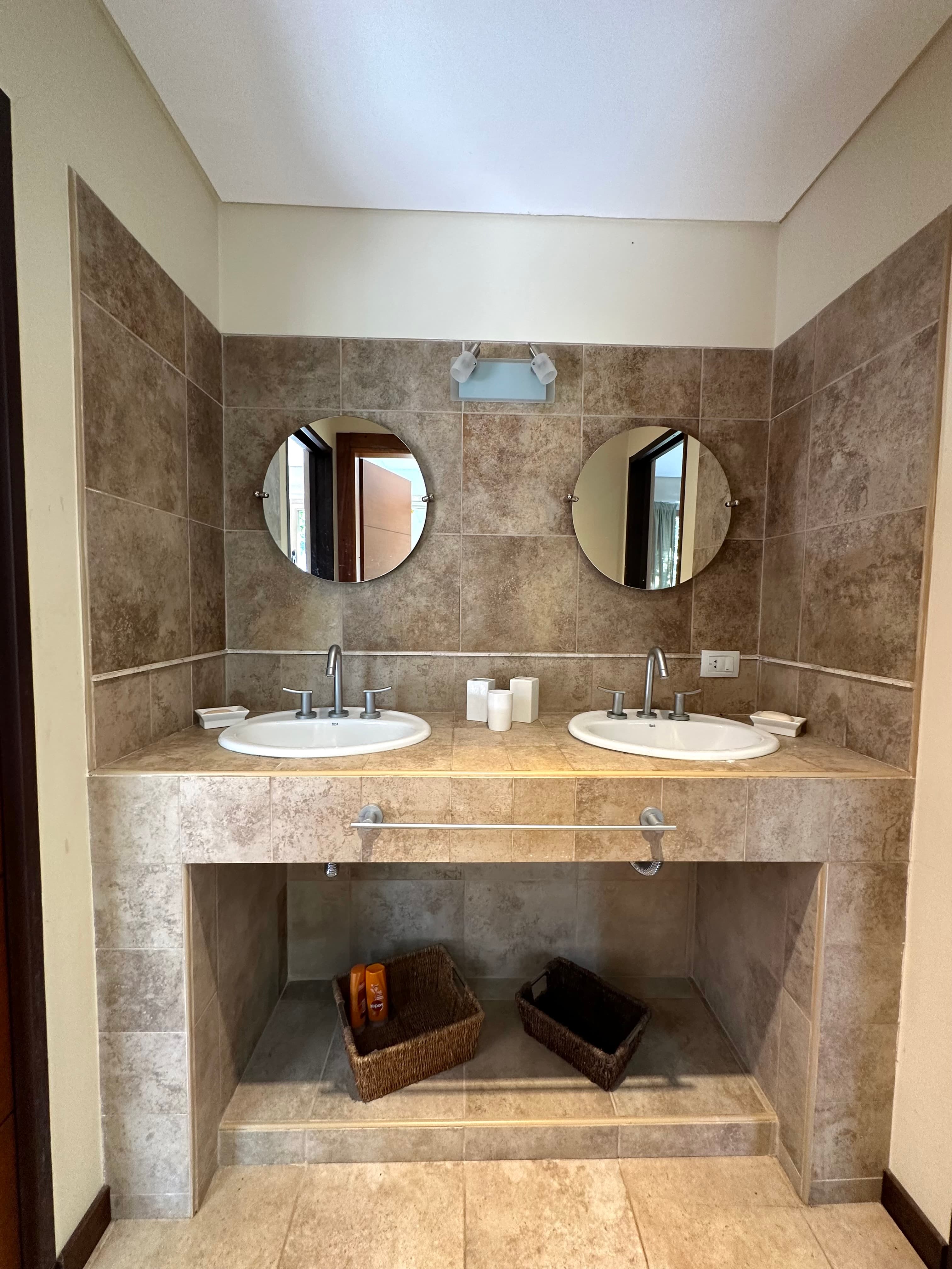 Baño que comparten la habitación 1 y 2