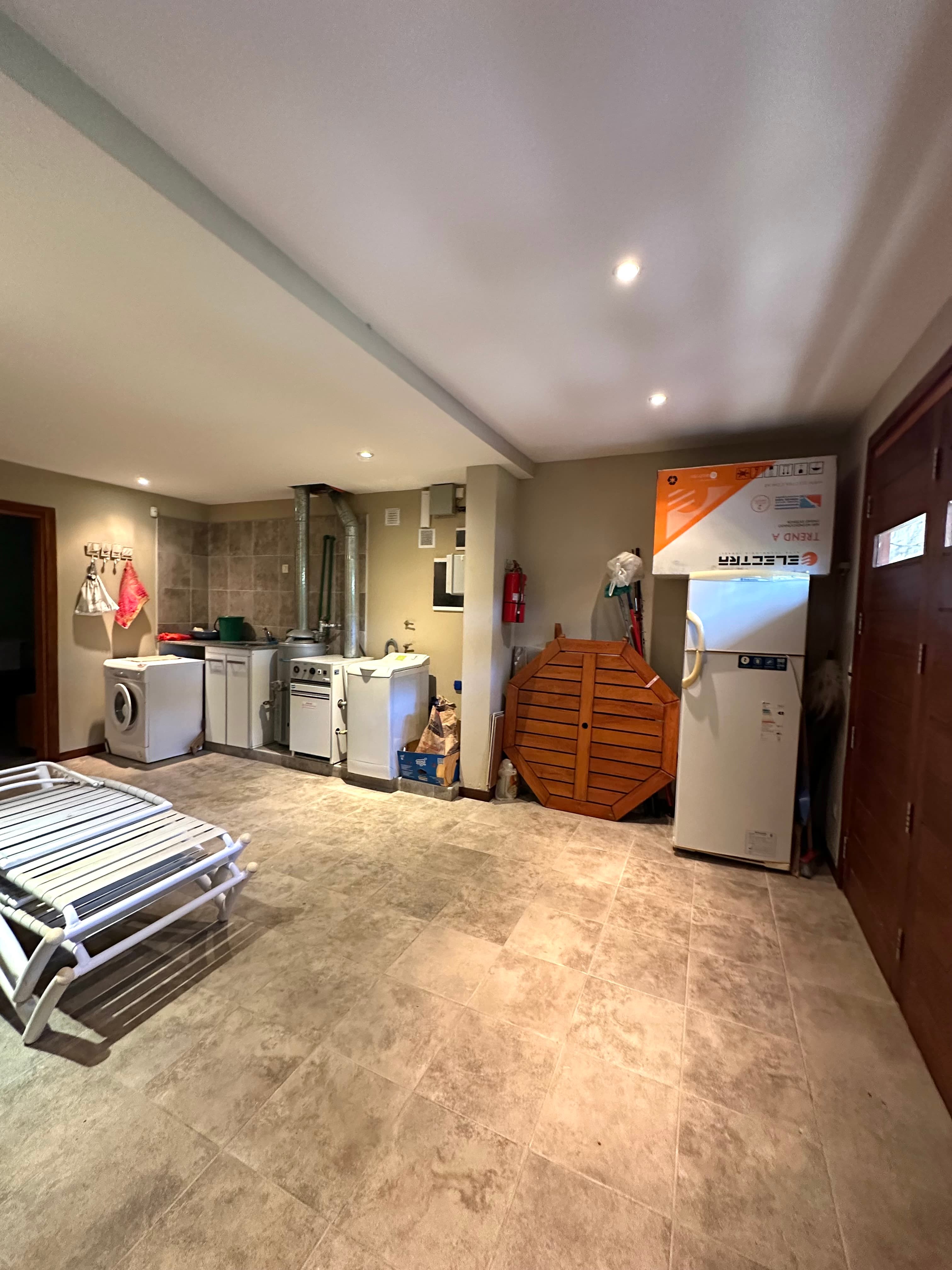Garage con lavadero + una habitación de servicio con una cama individual