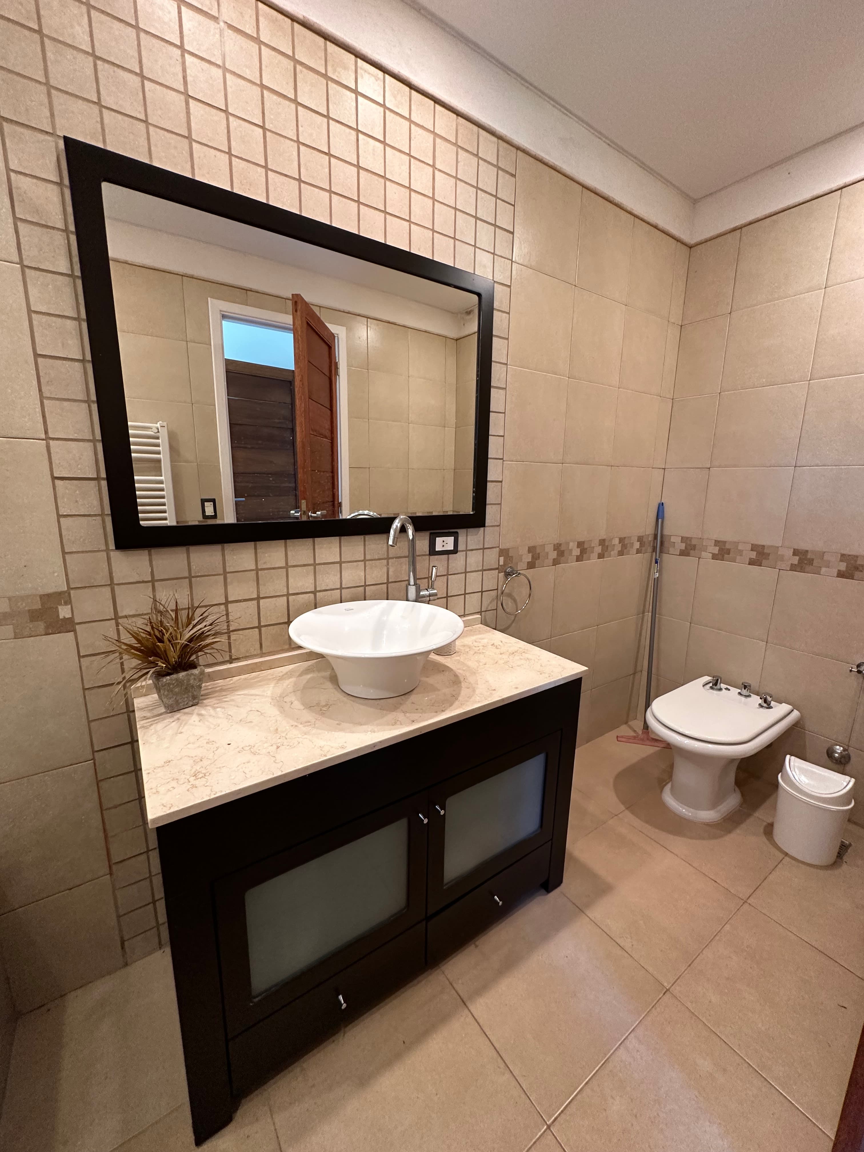 Baño en suite de la habitación con dos camas